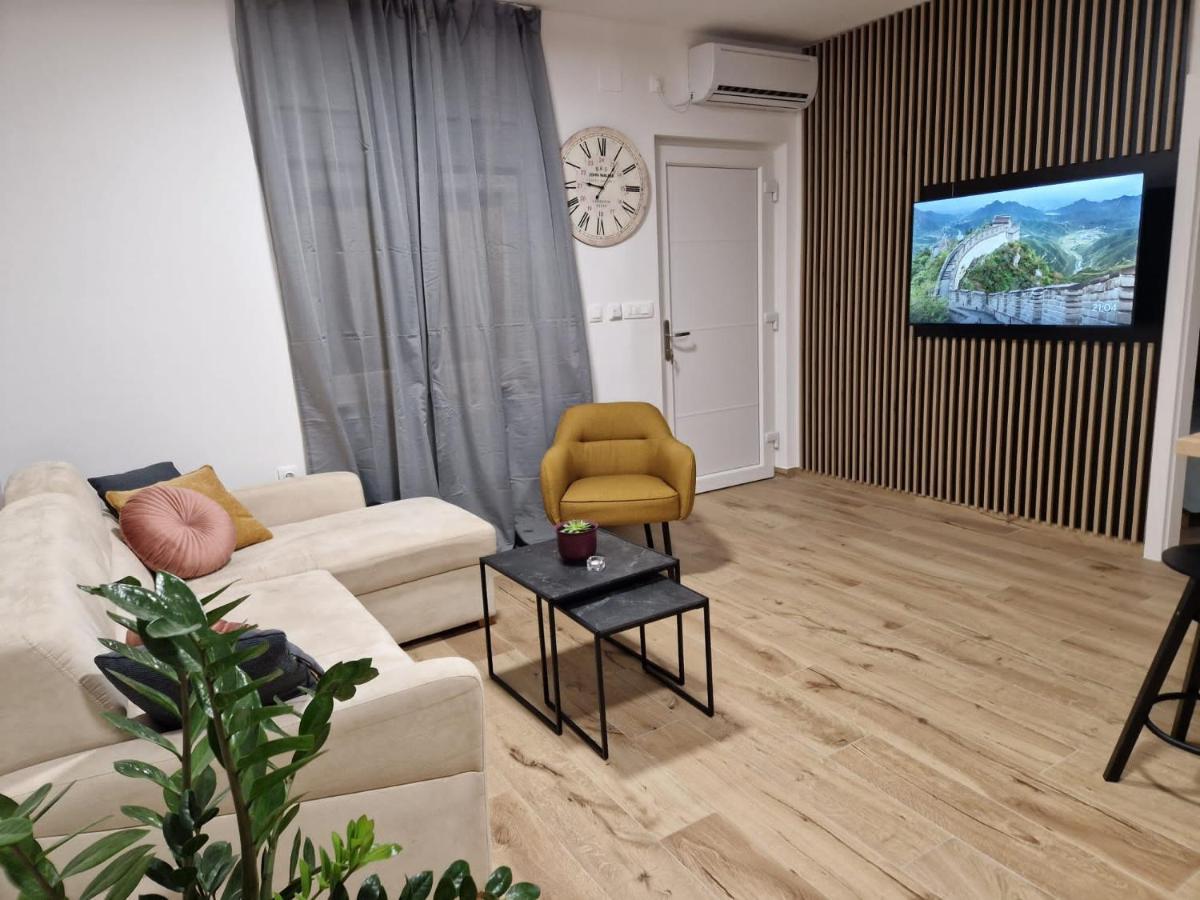 Large 2-Bdrm Apartment Petra Čilipi Εξωτερικό φωτογραφία